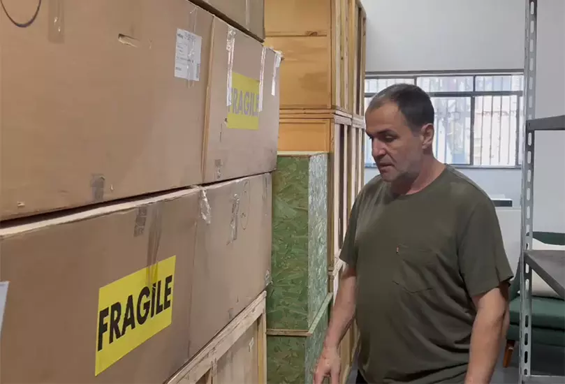 GUARDA-MÓVEIS COM GESTÃO DE ESTOQUE